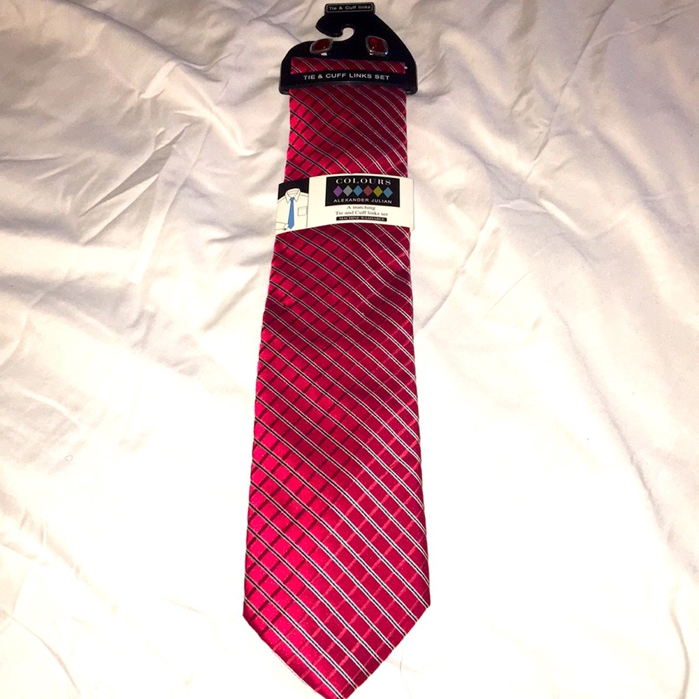 Brand new Alexander Julian tie & cuff links set